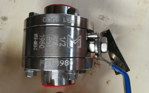 Ball valve floating type duplex A182 F51 UNS S31803 body stem and ball close up